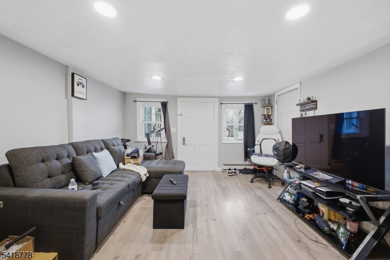 261 W Main St