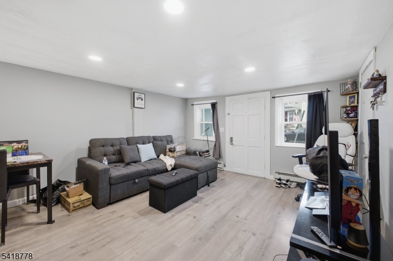 261 W Main St
