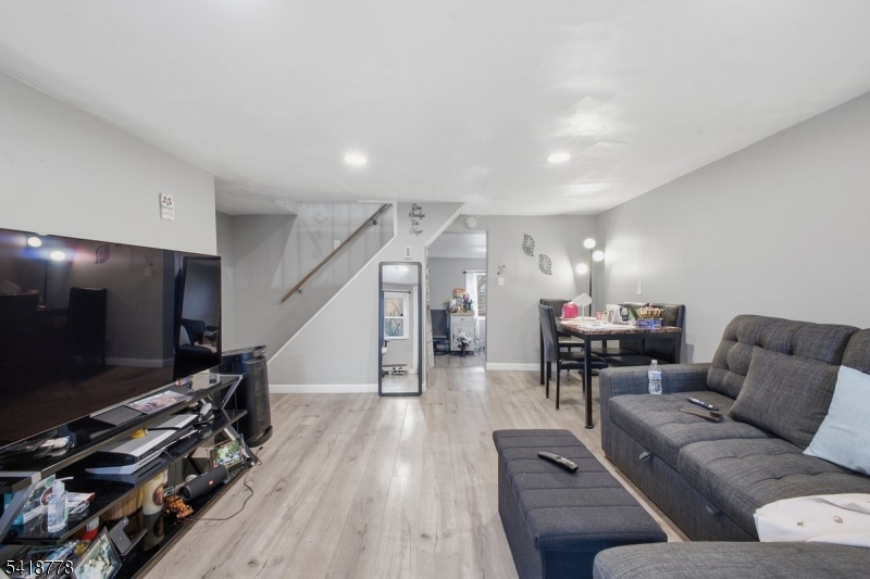 261 W Main St