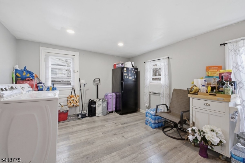 261 W Main St