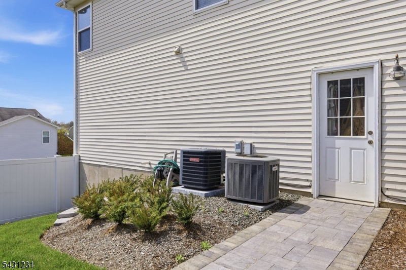 27 Lambert St