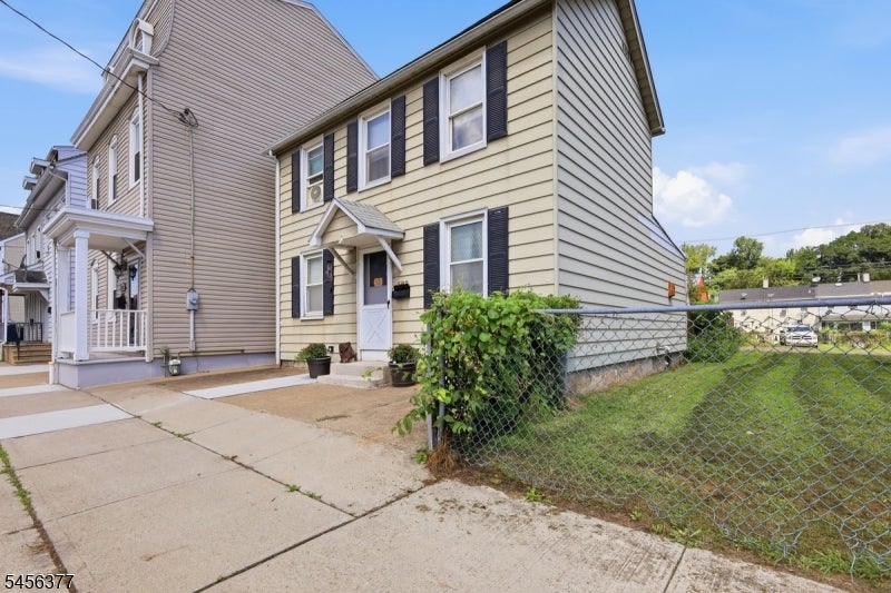 589 S Main St