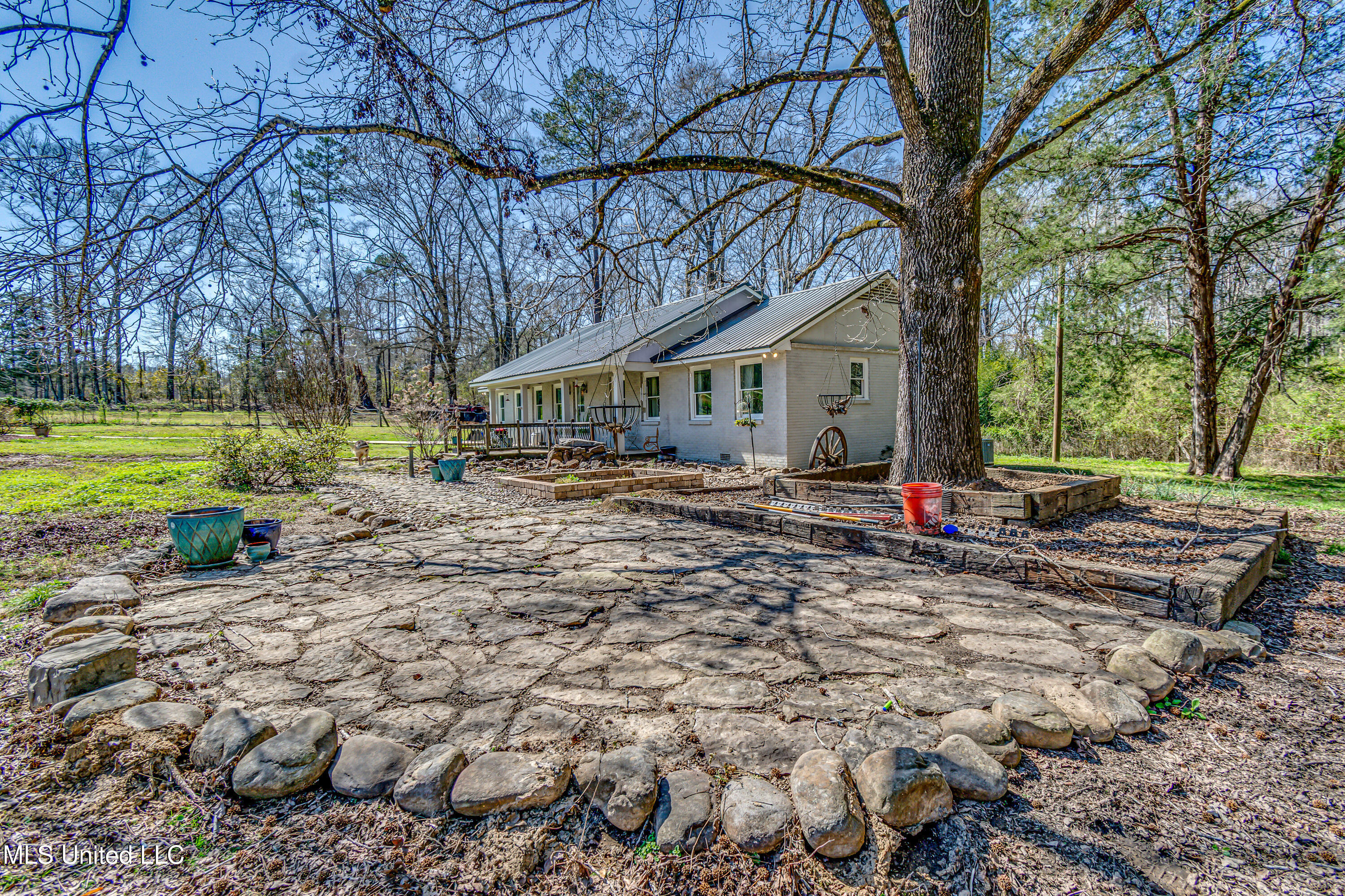 6077 Highway 18