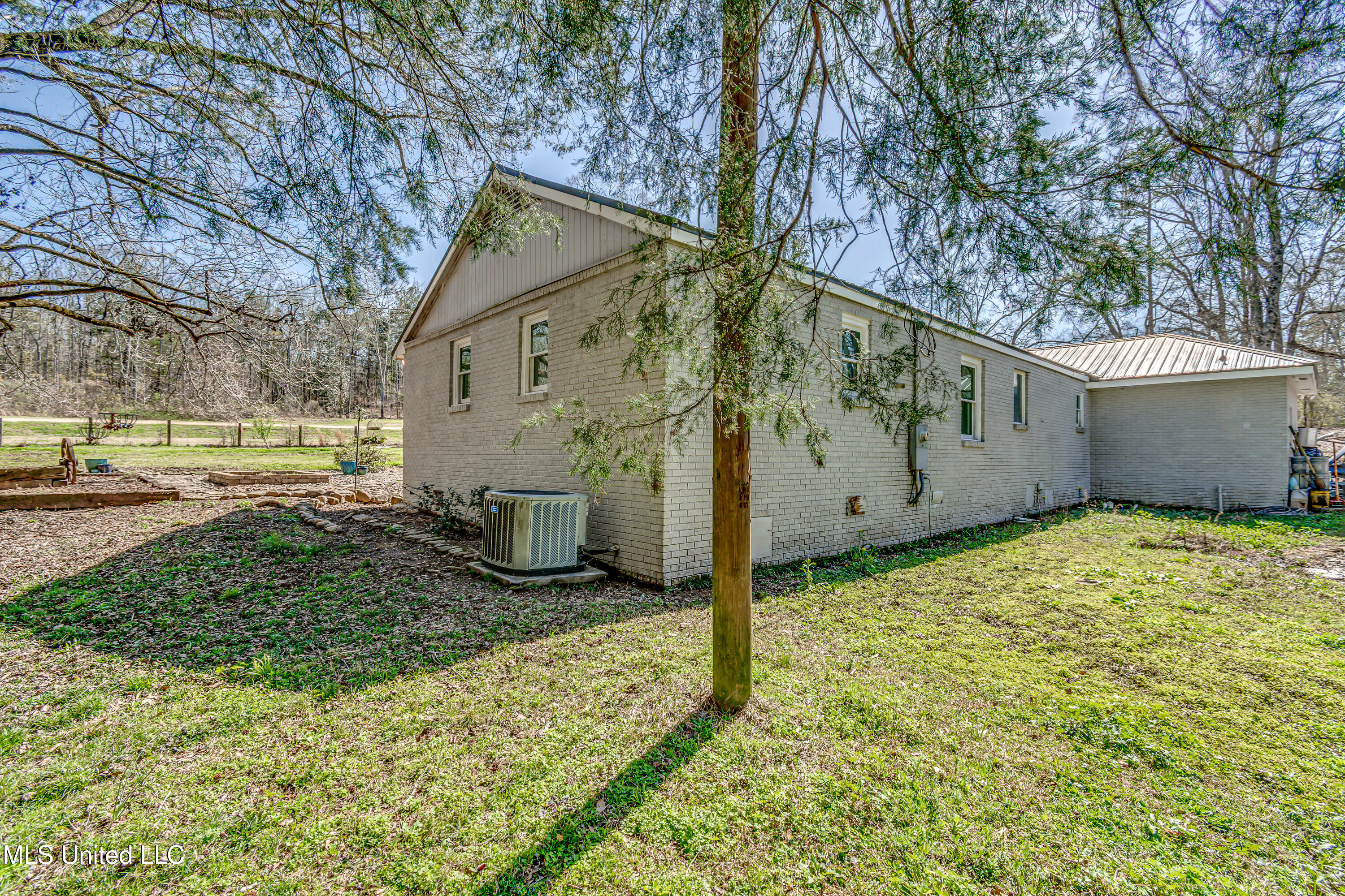 6077 Highway 18