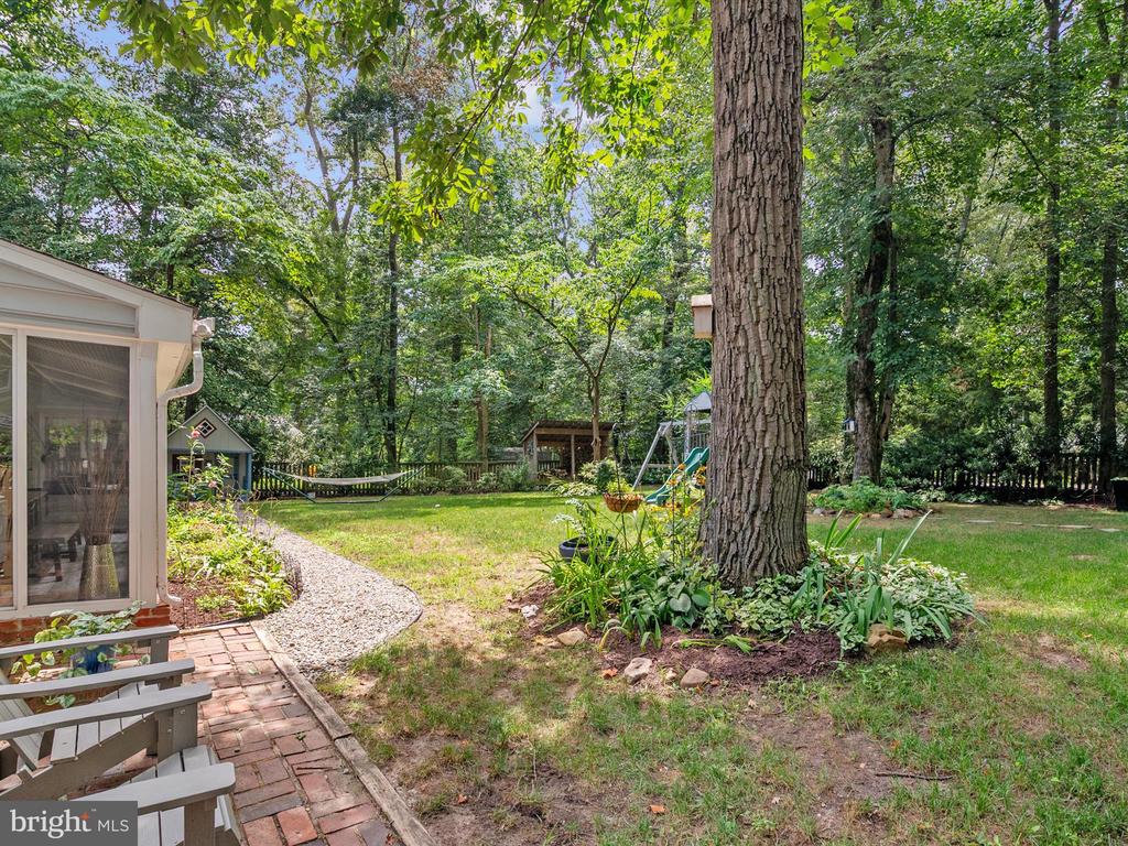 528 LAKEVIEW CIRCLE