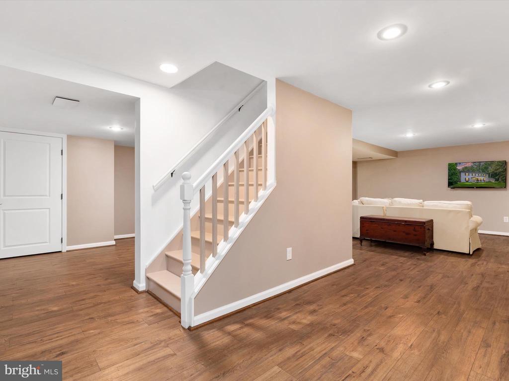 528 LAKEVIEW CIRCLE