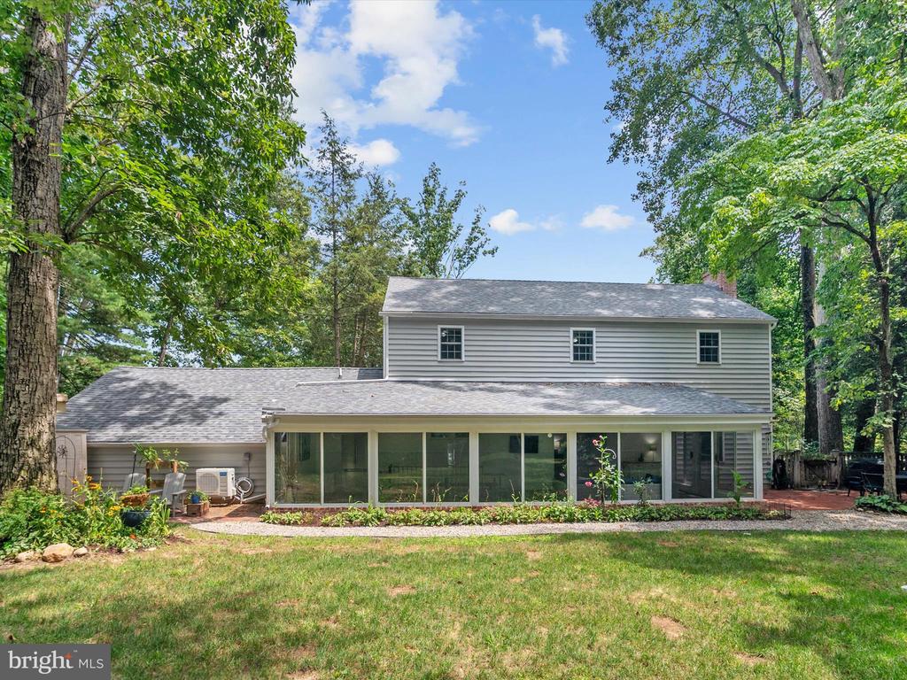 528 LAKEVIEW CIRCLE