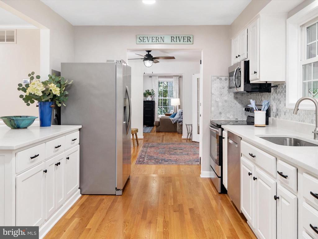 528 LAKEVIEW CIRCLE