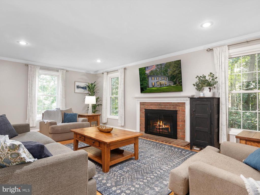 528 LAKEVIEW CIRCLE