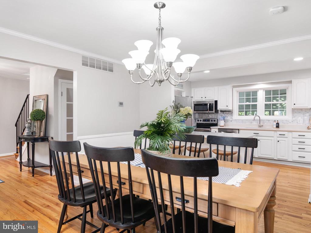 528 LAKEVIEW CIRCLE