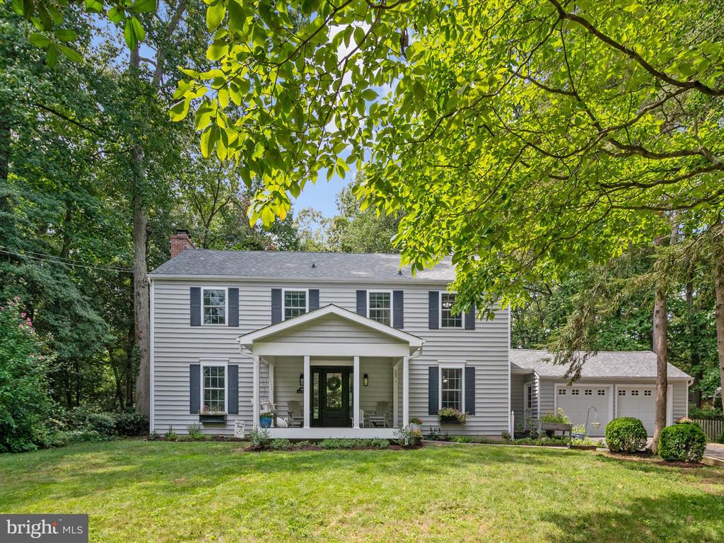 528 LAKEVIEW CIRCLE