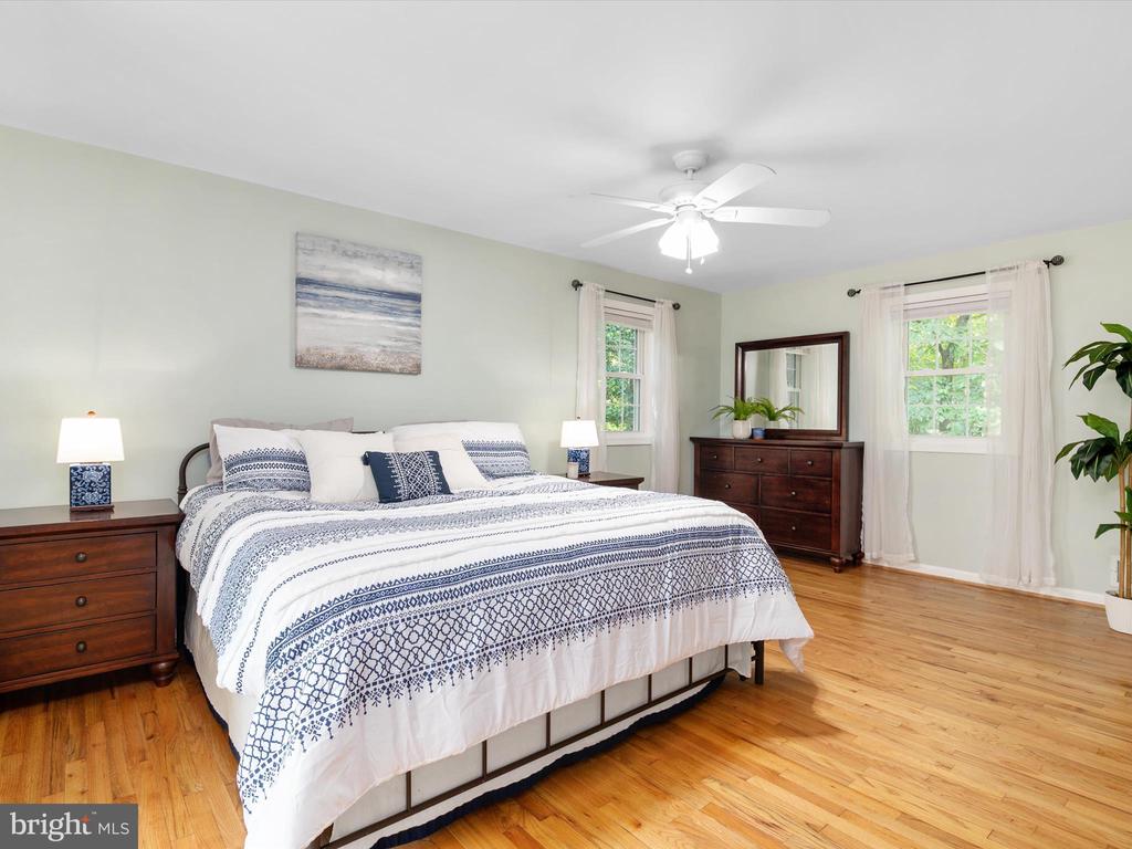 528 LAKEVIEW CIRCLE