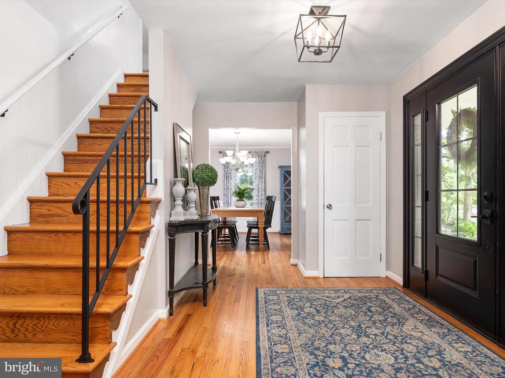 528 LAKEVIEW CIRCLE