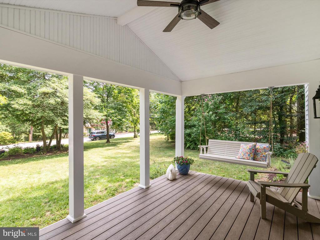 528 LAKEVIEW CIRCLE
