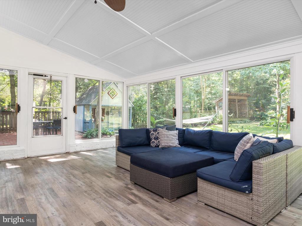 528 LAKEVIEW CIRCLE