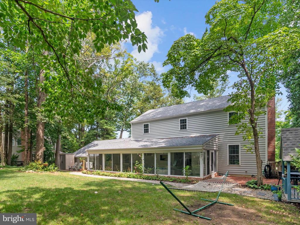 528 LAKEVIEW CIRCLE