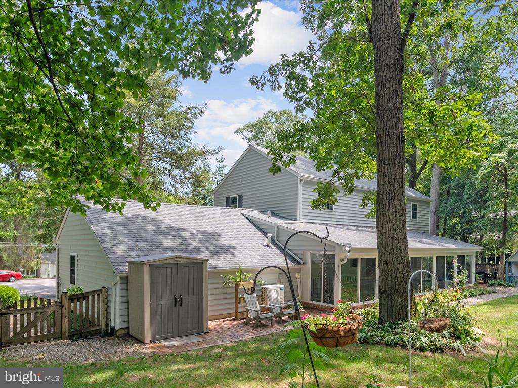 528 LAKEVIEW CIRCLE