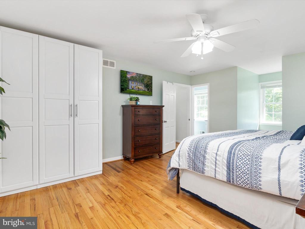 528 LAKEVIEW CIRCLE