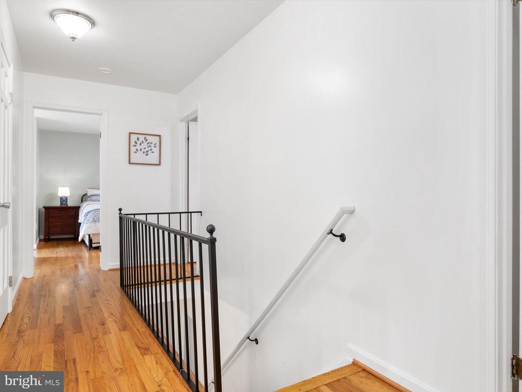 528 LAKEVIEW CIRCLE