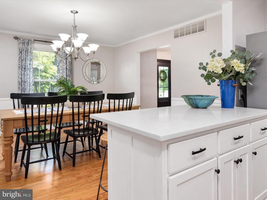 528 LAKEVIEW CIRCLE
