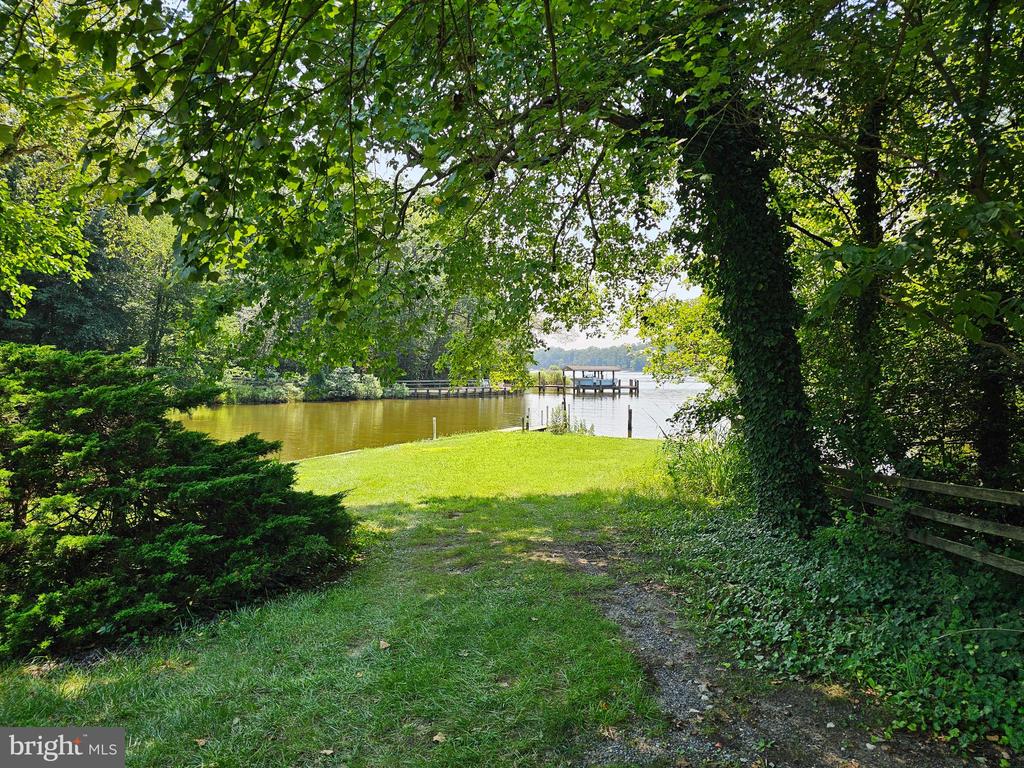 528 LAKEVIEW CIRCLE