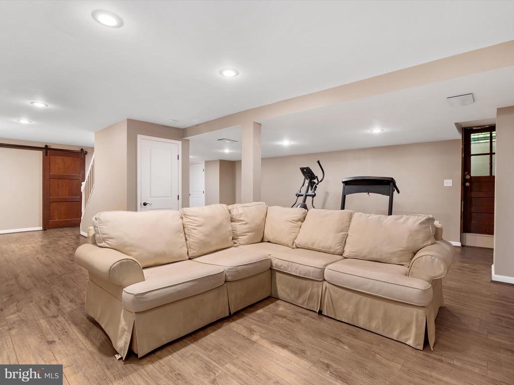 528 LAKEVIEW CIRCLE