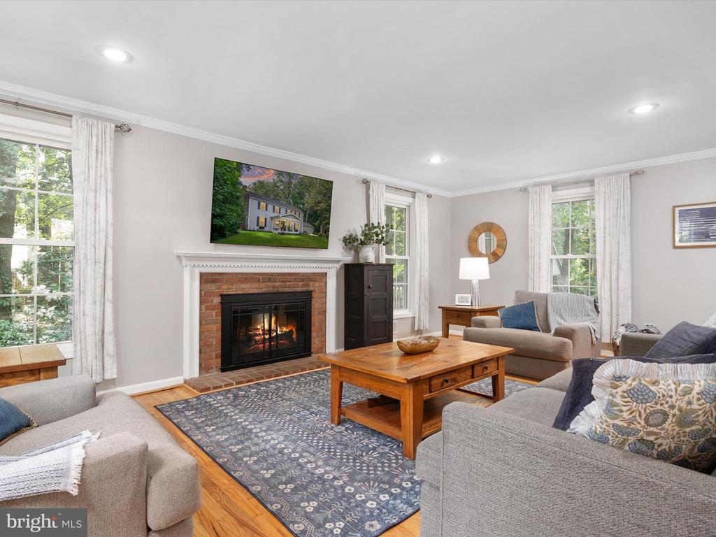 528 LAKEVIEW CIRCLE