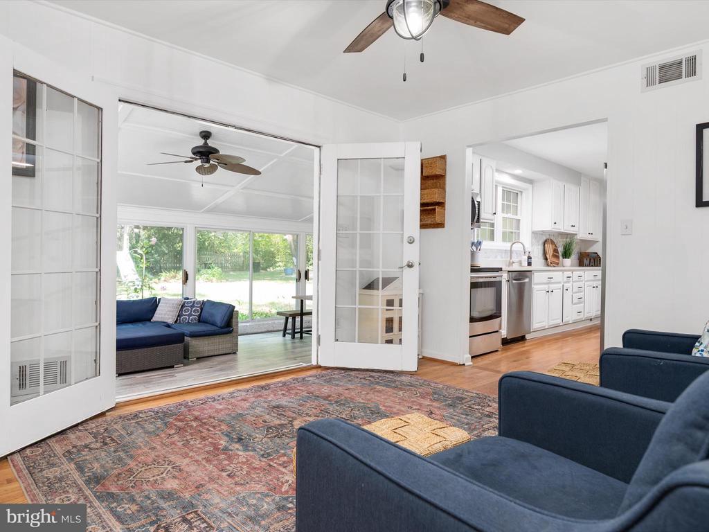 528 LAKEVIEW CIRCLE