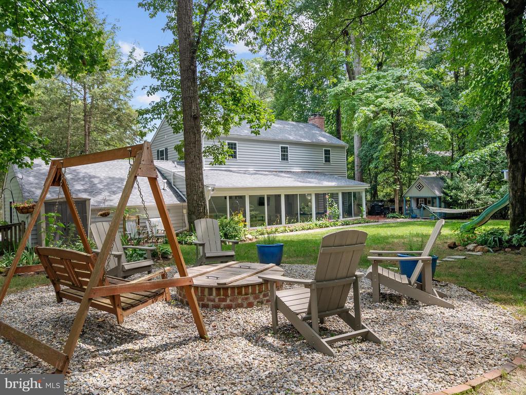 528 LAKEVIEW CIRCLE