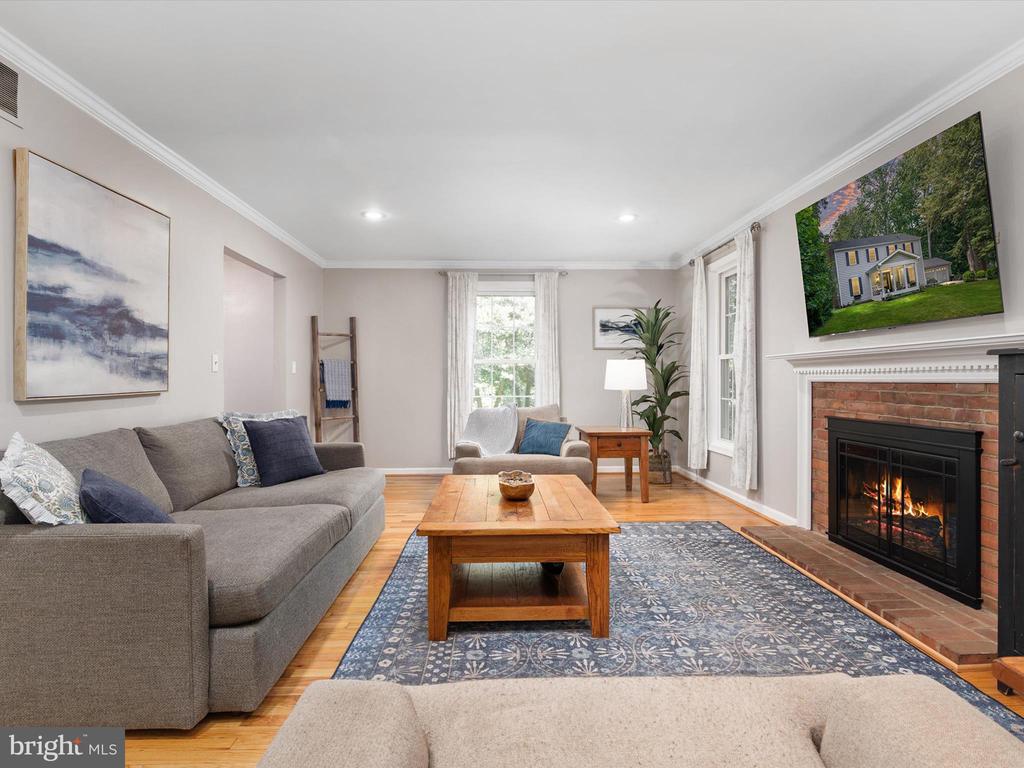 528 LAKEVIEW CIRCLE