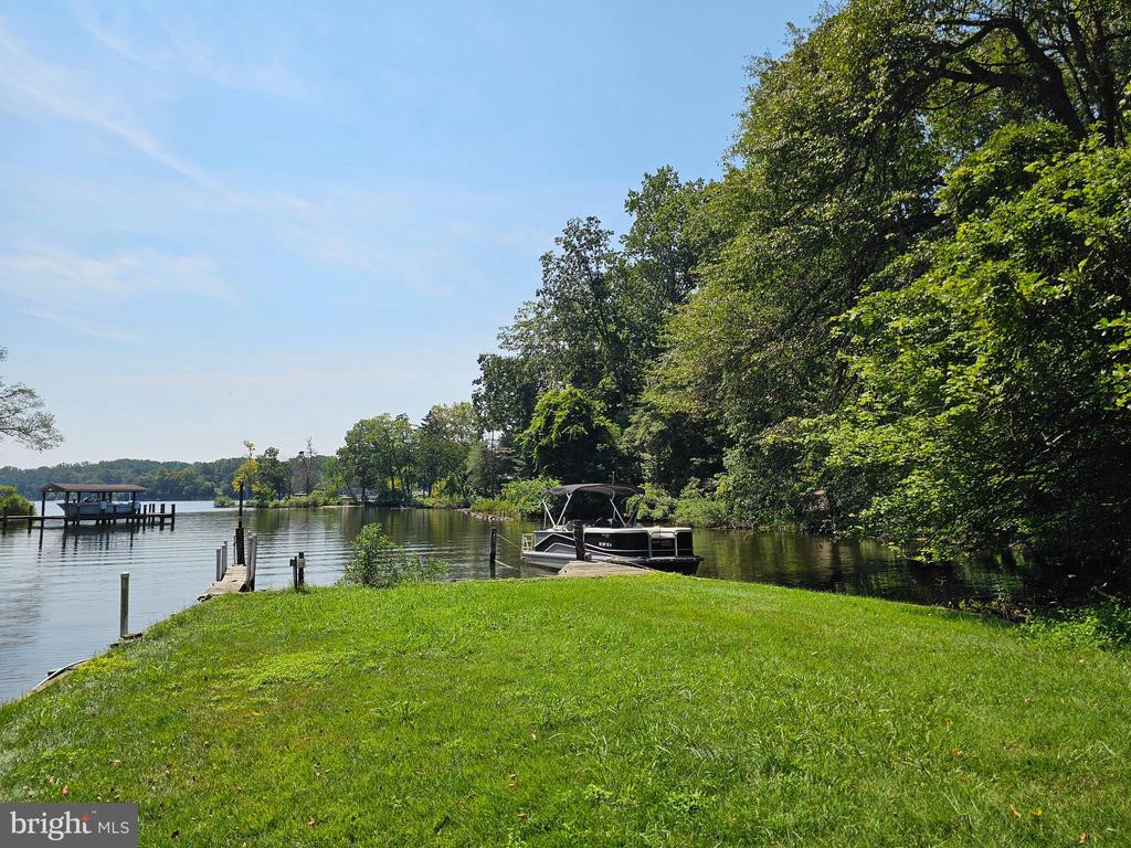 528 LAKEVIEW CIRCLE