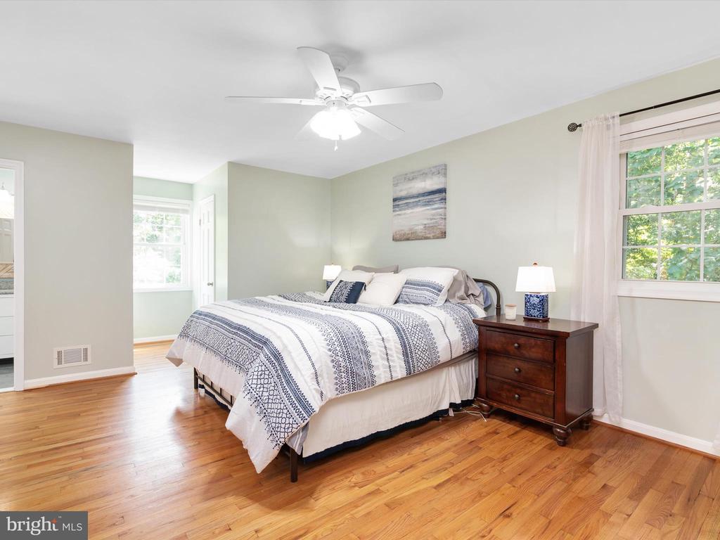 528 LAKEVIEW CIRCLE
