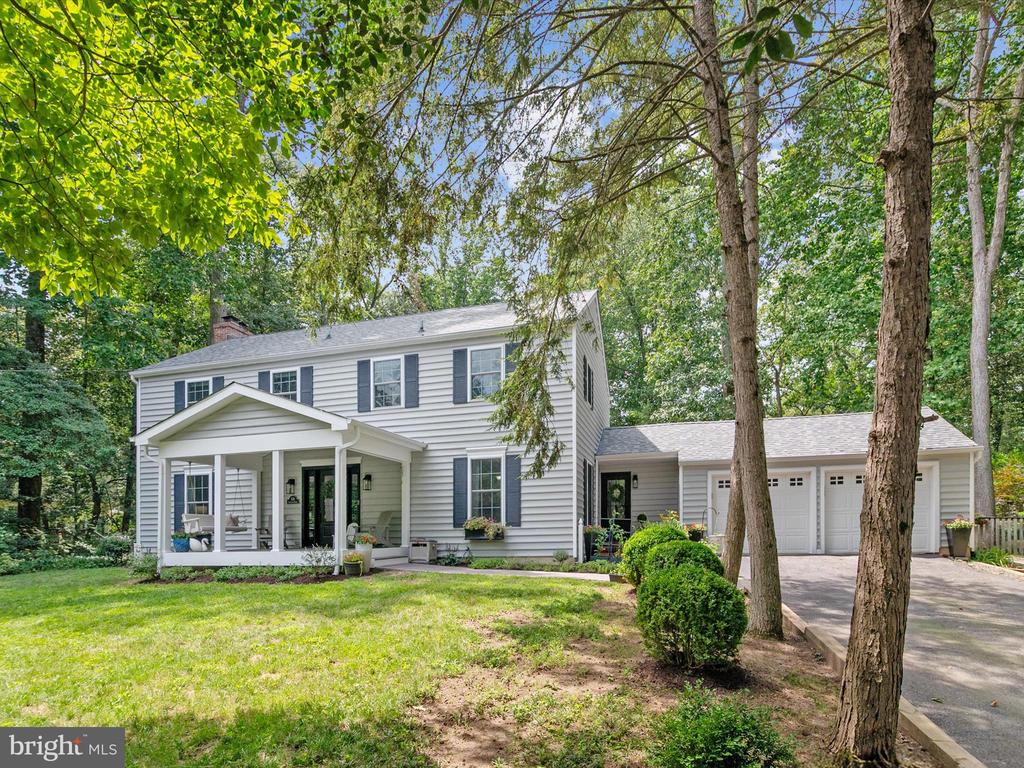 528 LAKEVIEW CIRCLE