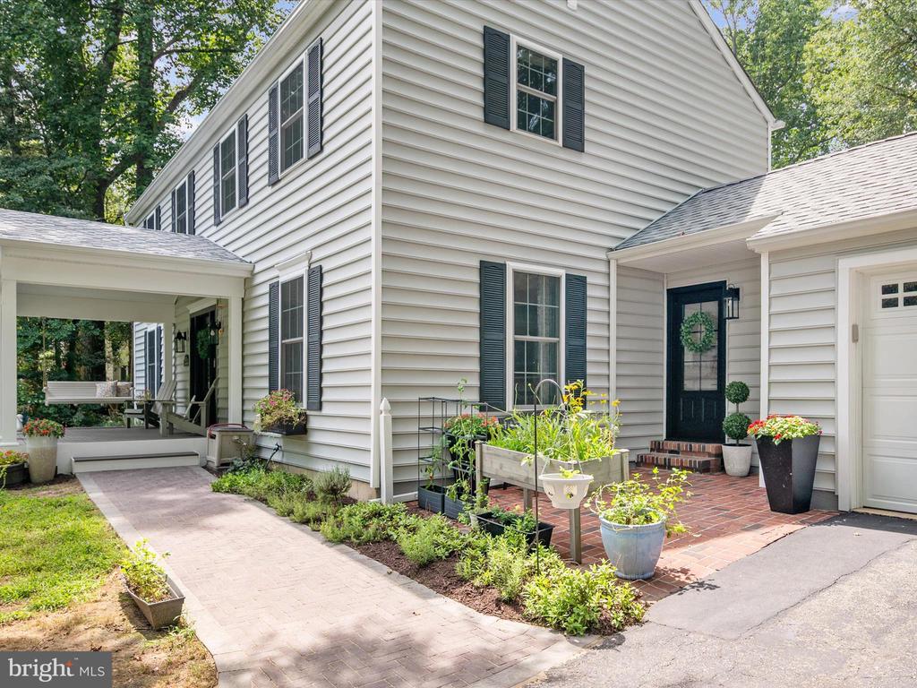 528 LAKEVIEW CIRCLE