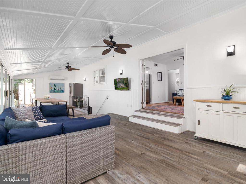 528 LAKEVIEW CIRCLE