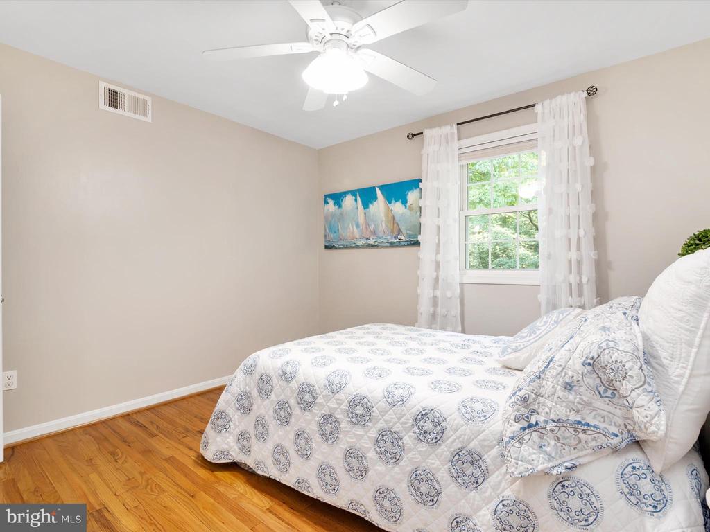 528 LAKEVIEW CIRCLE