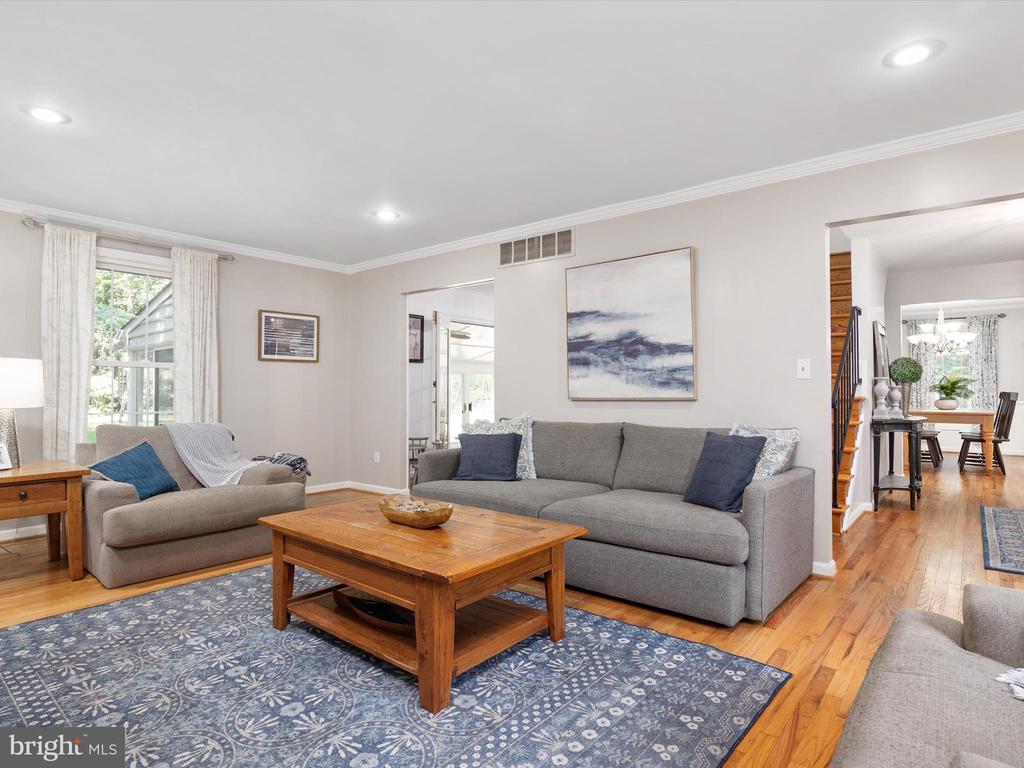 528 LAKEVIEW CIRCLE