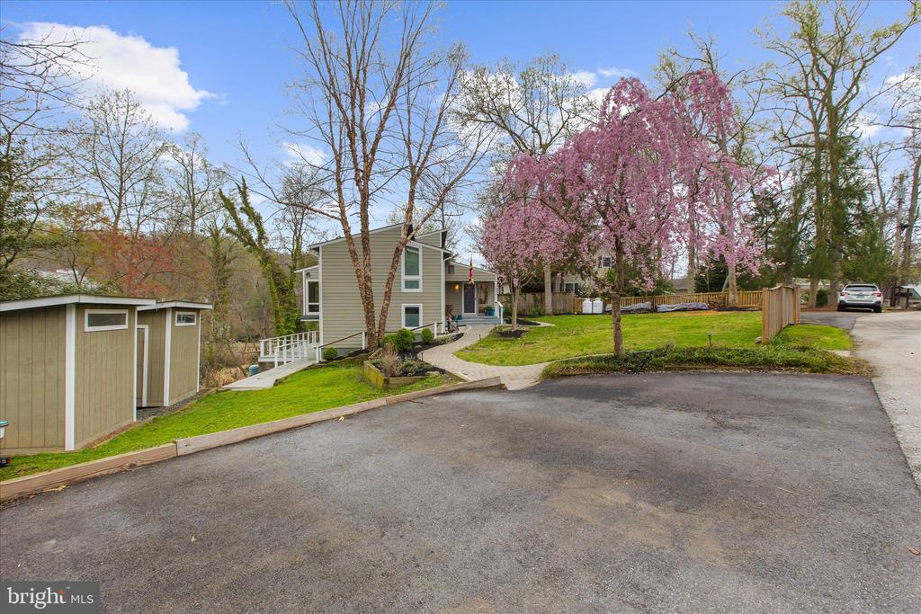 2642 QUEEN ANNE CIRCLE