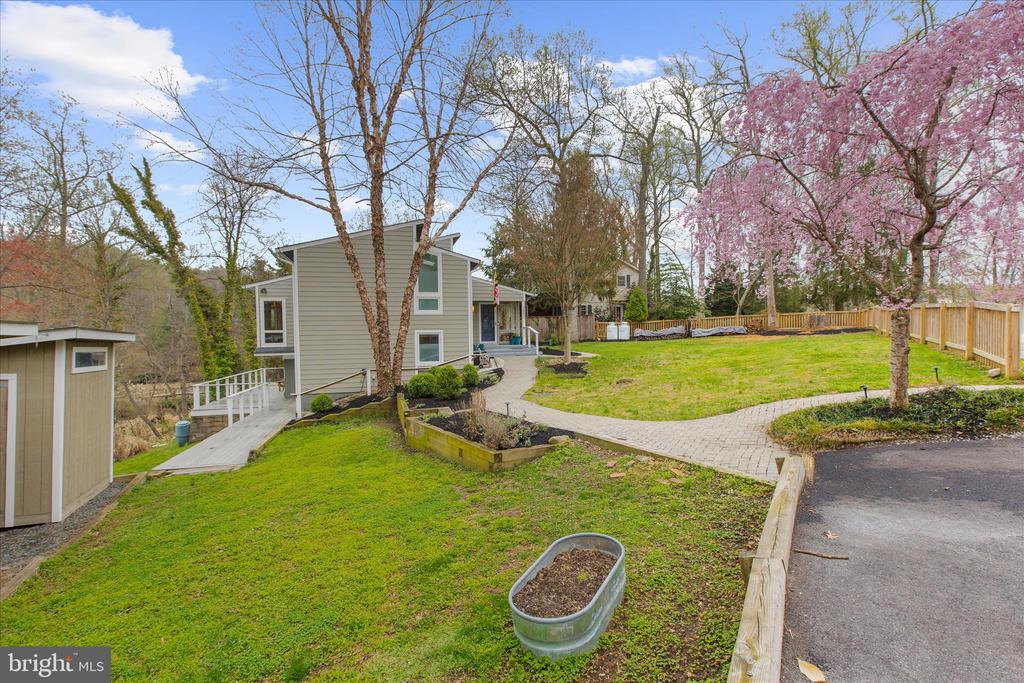 2642 QUEEN ANNE CIRCLE