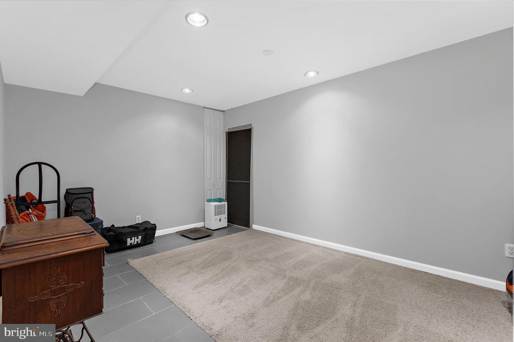 2642 QUEEN ANNE CIRCLE
