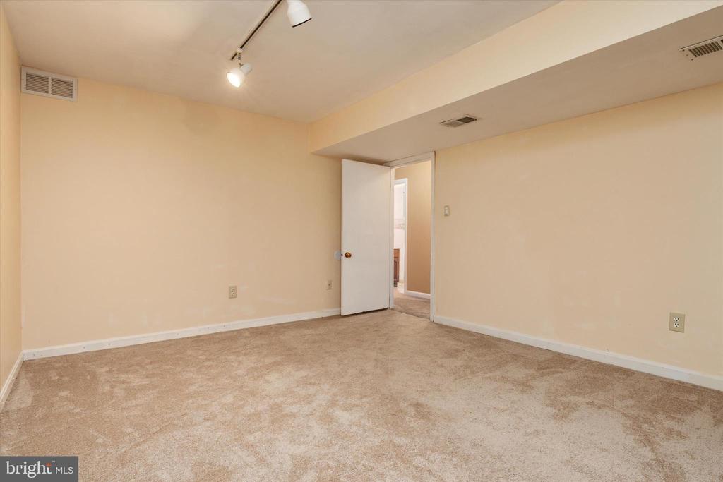 2194 HALLMARK COURT