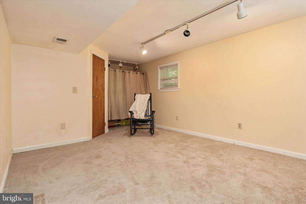 2194 HALLMARK COURT