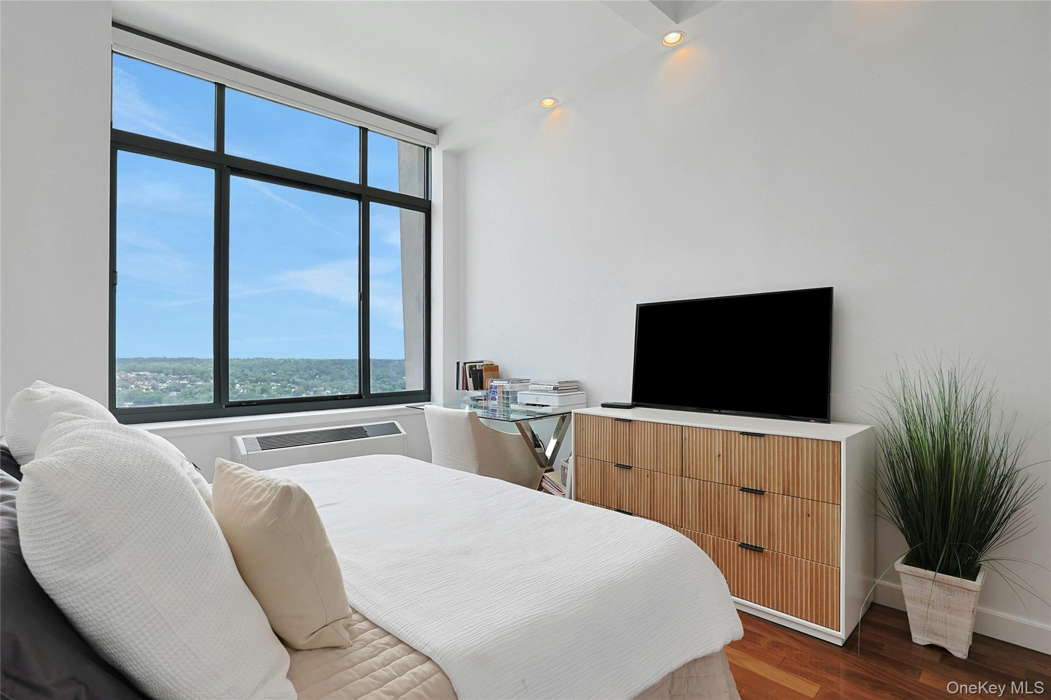 10 City Place Unit: 31F