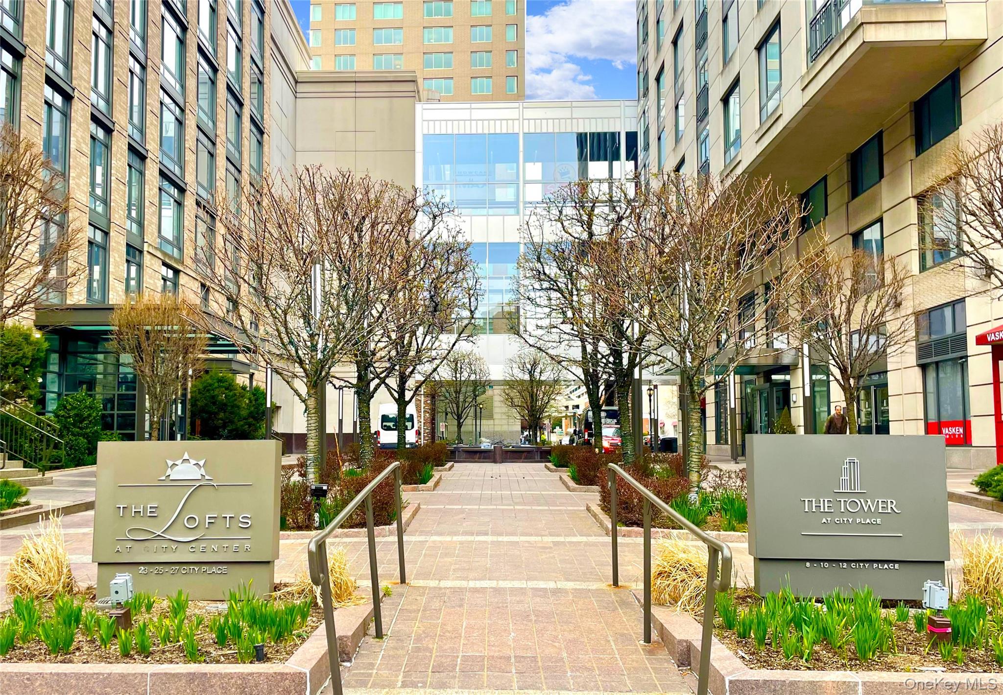 25 City Place Unit: 10C