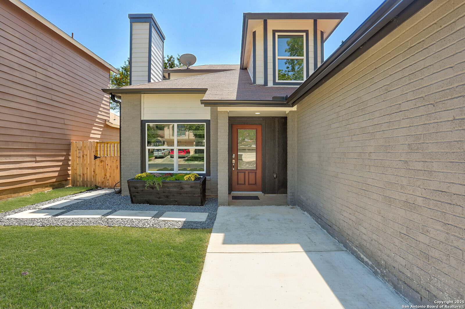 9346 Valley Hedge
