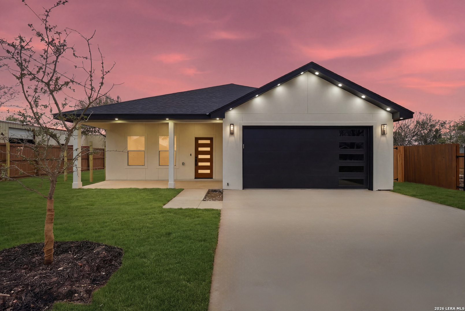 1635 E Chavaneaux