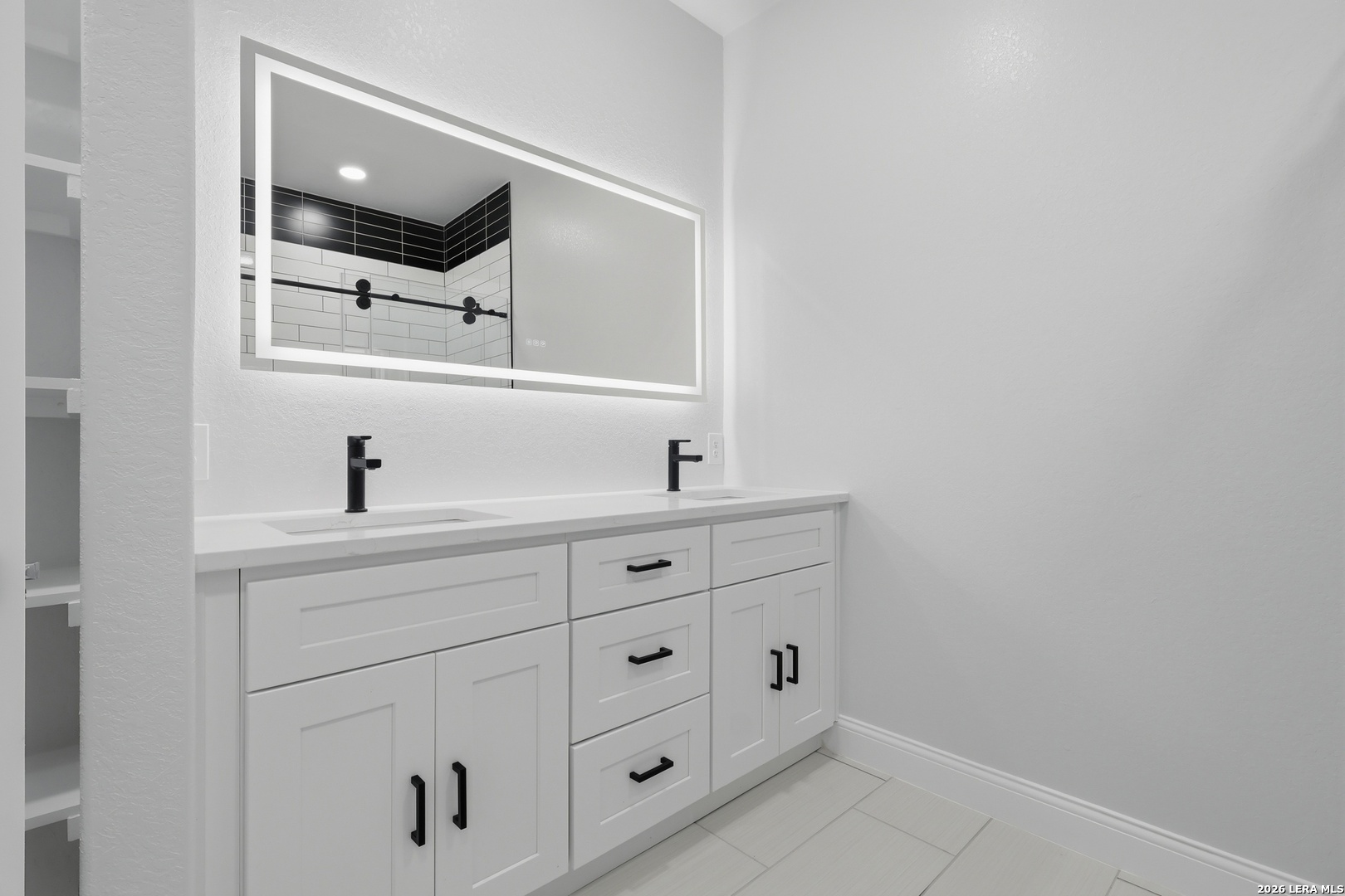 1635 E Chavaneaux