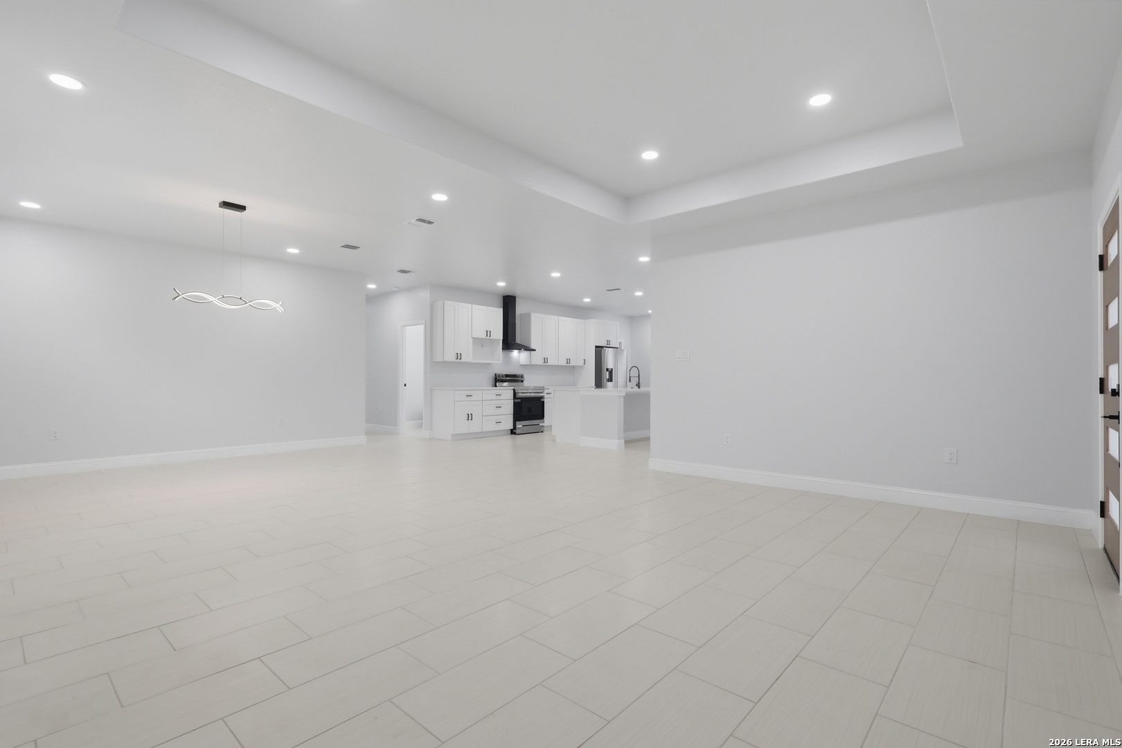 1635 E Chavaneaux