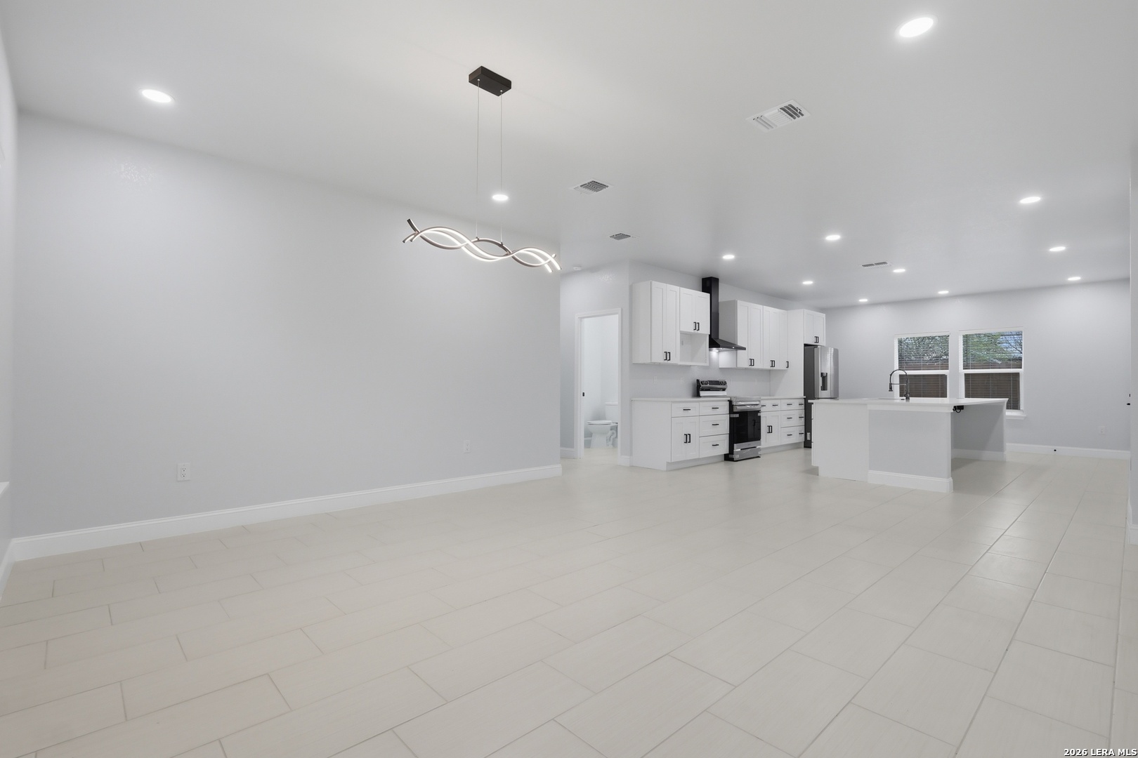 1635 E Chavaneaux