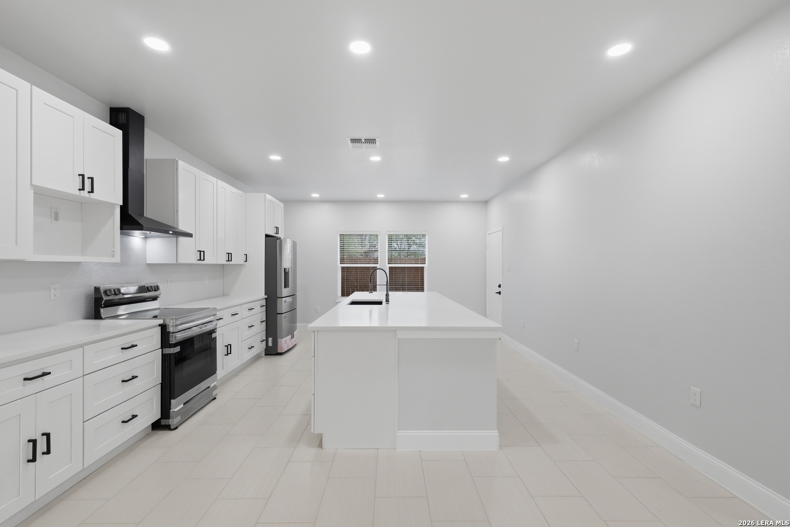 1635 E Chavaneaux